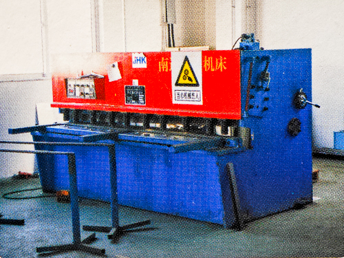 油圧式スイングシャー（板金用せん断機)
/ QC12Y-6x2500 液压式摆式剪板机